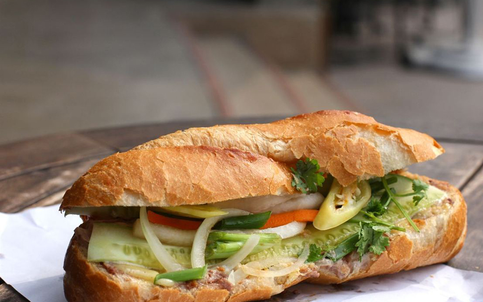 Hóa - Bánh Mì Xá Xíu