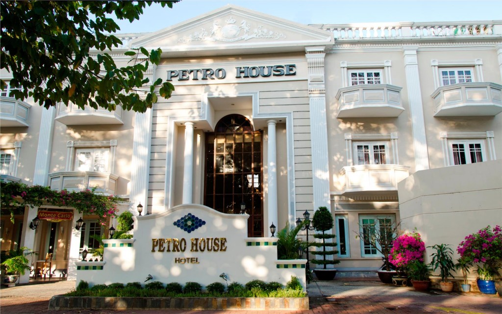 Khách sạn Petro House hotel với kiến trúc châu Âu cổ điển