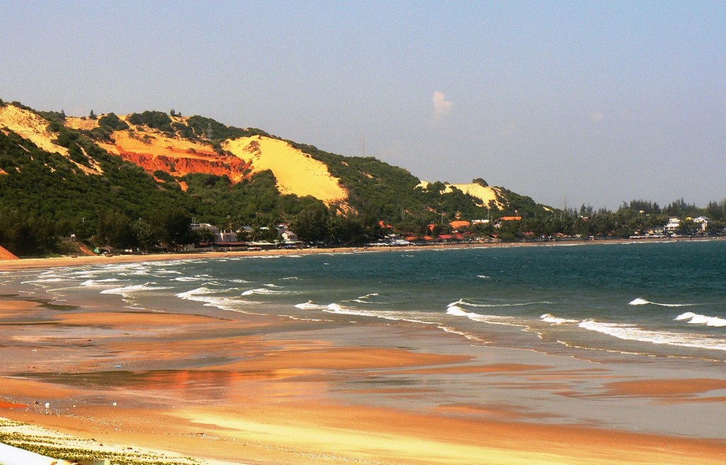 Du khách tắm biển và vui chơi tại bãi biển Mũi Né nổi tiếng trong tour du lịch Phan Thiết - Đà Lạt
