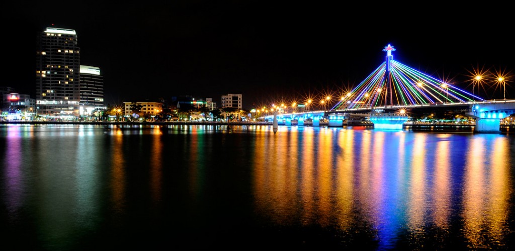 Sông Hàn lung linh về đêm trong tour du lịch Nha Trang - Hội An - Đà Nẵng - Huế - Phong Nha