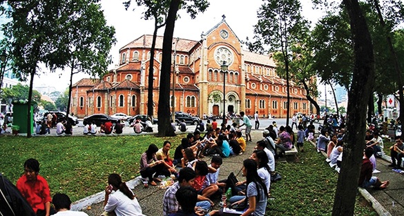 Công viên nhà thờ Đức Bà luôn là địa điểm "tụ họp" quen thuộc đối với giới trẻ Sài Gòn