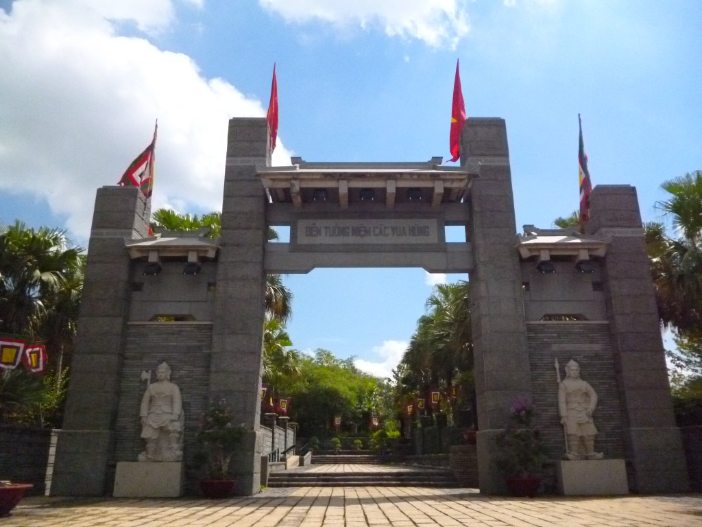 Khu tưởng niệm đền Hùng cũng là nơi cắm trại dã ngoại qua đêm của các bạn học sinh sinh viên