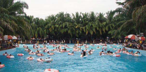 Đến công viên nước Đầm Sen để thỏa sức chơi những trò chơi dưới nước và cả những trò chơi cảm giác mạnh