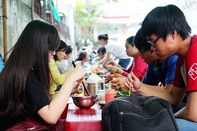 Những hẻm ẩm thực nổi tiếng là địa điểm ăn uống Sài Gòn giá rẻ với thực đơn phong phú
