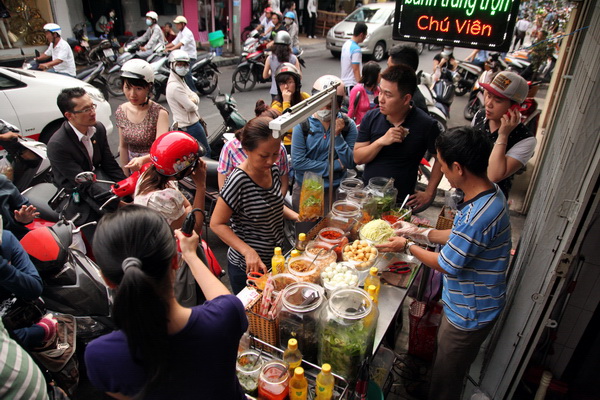 Một trong những địa điểm ăn uống ngon rẻ ở Sài Gòn luôn có đông khách hàng ngay từ khi vừa mở cửa