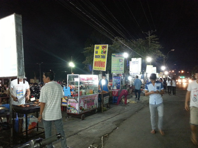 Chợ đêm làng đại học quốc gia là địa điểm ăn uống ngon rẻ ở Sài Gòn mà hầu hết các bạn sinh viên đều biết