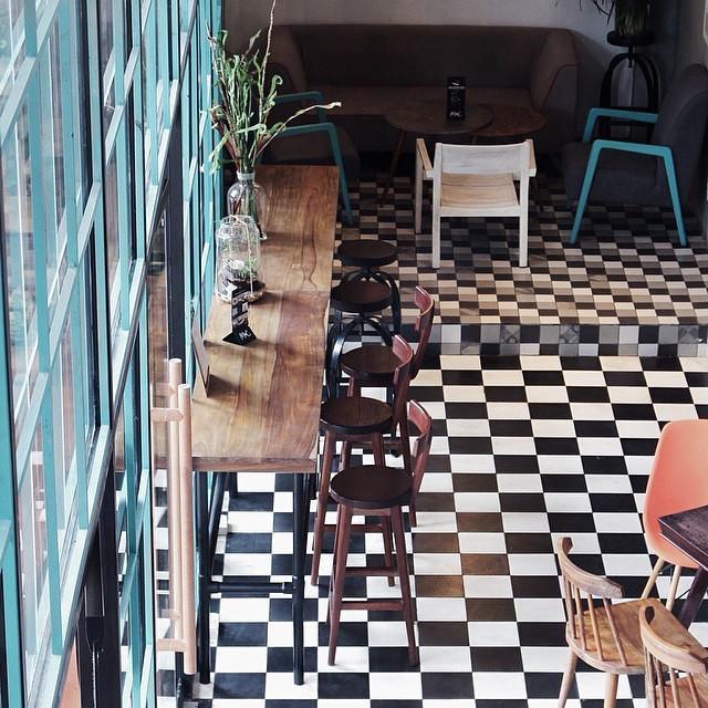 một quán café nhỏ nhưng luôn đảm bảo yên tĩnh, không gian đơn giản mà ấm cúng.
