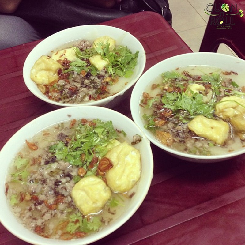 Quán bánh đúc nóng phố Lê Ngọc Hân là địa điểm ăn uống ở Hà Nội nổi tiếng từ cách đây khoảng chục năm