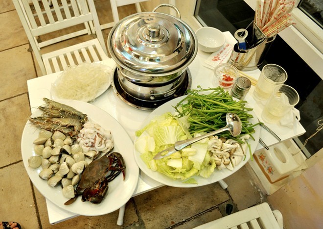 Lẩu hải sản phố Nhà Thờ là địa điểm ăn uống Hà Nội phù hợp với các cặp đôi muốn thưởng thức lẩu cùng nhau.