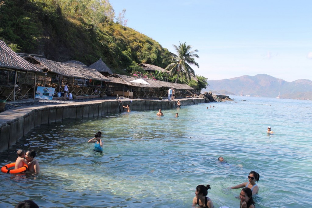 Du khách tham quan và tắm biển tại đảo du lịch Con Sẻ Tre