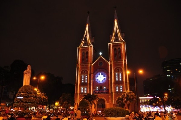 Nhà thờ Đức Bà luôn là địa điểm thu hút rất đông người dân và du khách đến vào lễ Giáng Sinh hằng năm