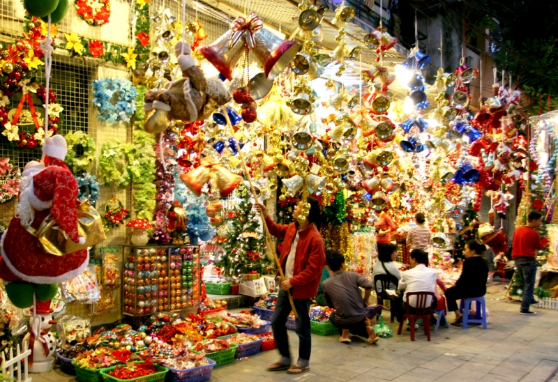 Khu phố Hàng Mã rực rỡ vào mùa Giáng Sinh hằng năm