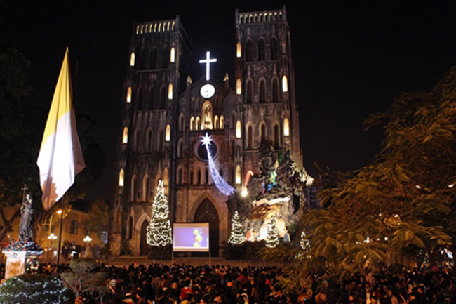 Nhà thờ lớn Hà Nội luôn là địa điểm thu hút rất đông người dân Hà Thành và du khách đến vào dịp lễ Giáng Sinh hằng năm