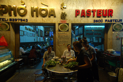 Nhắc đến những quán phở nổi tiếng lâu đời Sài Gòn thì không thể thiếu phở Hòa