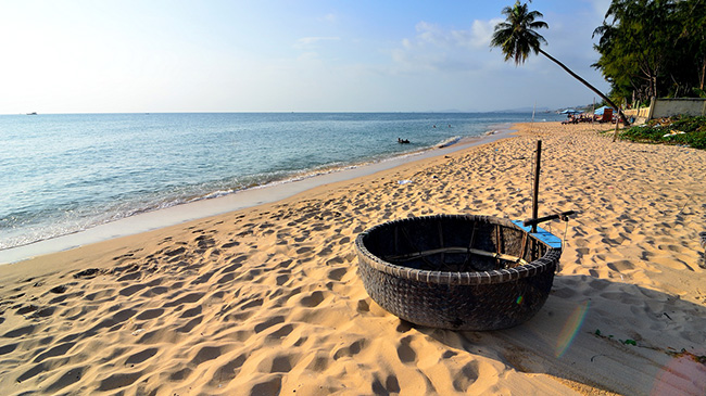 Tắm biển thoải thích trong tour du lịch Long Hải - Hồ Cốc của Đất Việt Tour