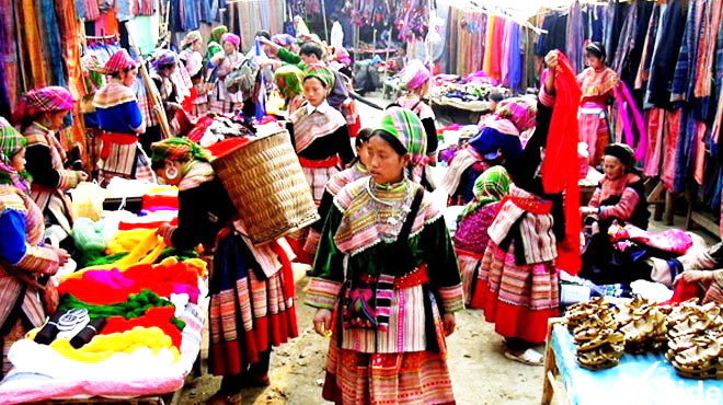 Du khách tham gia vào chợ phiên của người Hmông trong tour du lịch Hà Nội - Hòa Bình - Điện Biên Phủ - Tây Bắc