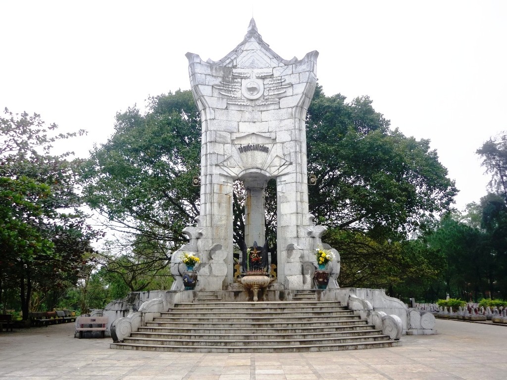 Đoàm sẽ ghé viếng nghĩa trang Trường Sơn trong tour du lịch Huế - Viếng mộ Đại Tướng - Động Phong Nha