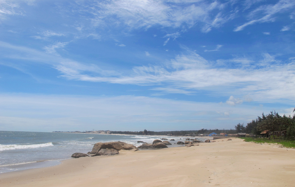 Ngâm mình trong làn nước biển và thỏa thích tắm nắng trên bãi biển Long Hải nổi tiếng.