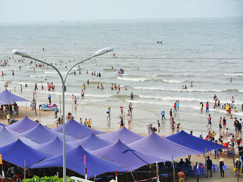 Du khách vui chơi, tắm biển và tắm nắng tại bãi biển Long Hải