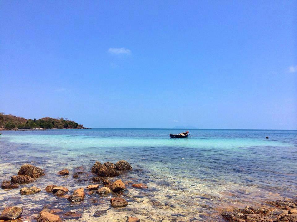 Ngâm mình trong lần nước biển trong xanh trên đảo Hải Tặc trong tour du lịch Mỹ Tho - Châu Đốc - Hà Tiên - Cần Thơ