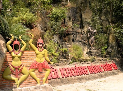 Du khách tắm bùn khoáng tại KDL suối nóng Tháp Bà tour du lịch Nha Trang - đảo Con Sẻ Tre - Dimond Bay - Vinpearl