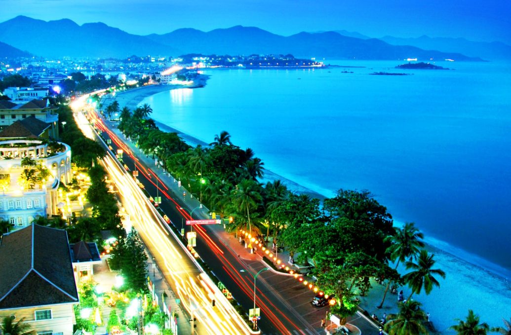 Quý khách sẽ được tắm biển và vui chơi tại những bãi biển đẹp nhất miền Trung trong tour du lịch Nha Trang - đảo Bình Ba