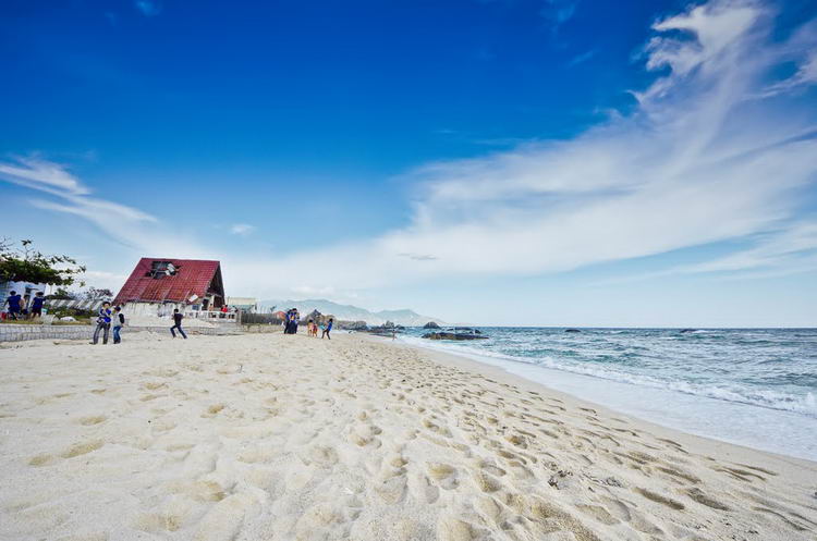 Nắng vàng biển xanh cát trắng tại bãi biển Cà Ná chào đón du khách trong tour du lịch Ninh Chữ - vịnh Vĩnh Hy