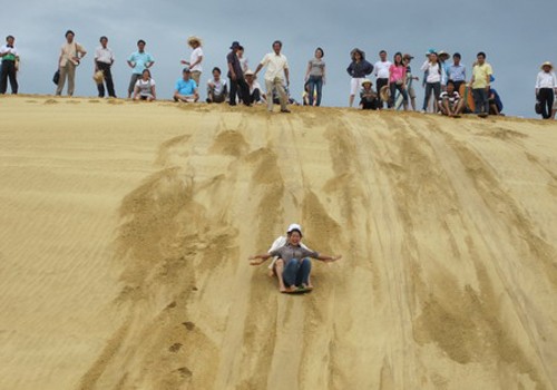 Du khách tham gia các trò chơi vận động hấp dẫn tại đồi cát Nhơn Lý, Bình Định