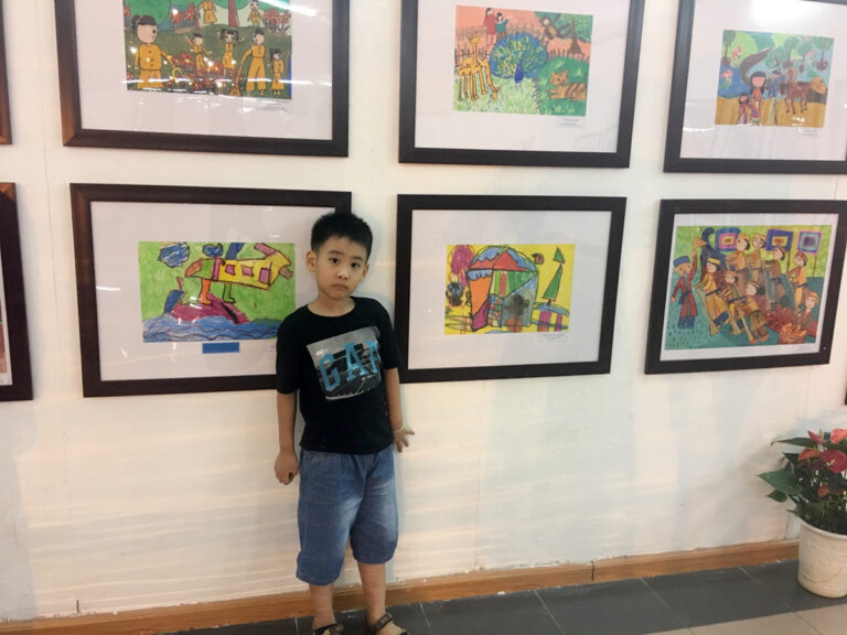 Bóng mẹ trên đường đến hội họa của cậu bé lai Việt – Hàn
