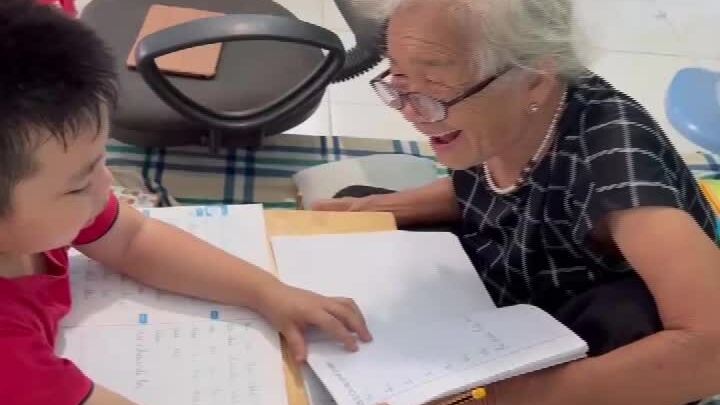 Bà 85 tuổi học chữ cùng cháu lớp 1 Thông tin  