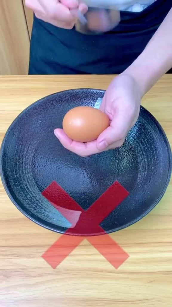 Cách đập trứng bằng một tay như đầu bếp chuyên nghiệp , cach dap trung bang mot tay nhu dau bep chuyen nghiep