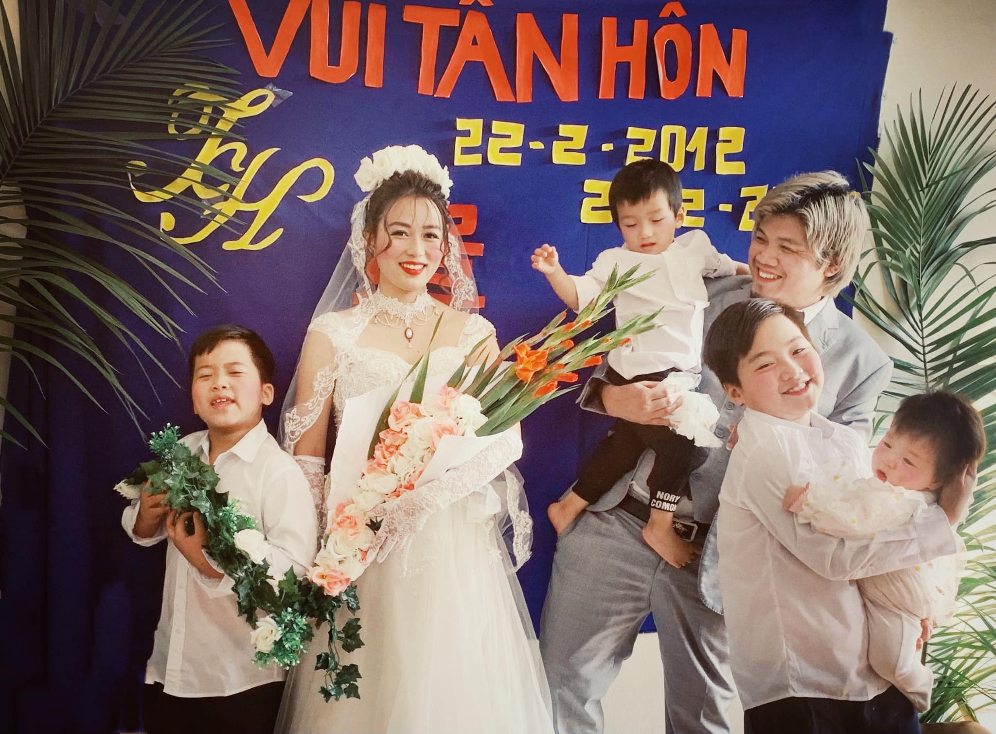 Địa điểm giải trí cung-4-con-chup-anh-cuoi-kieu-thap-nien-1990 Cùng 4 con chụp ảnh cưới kiểu thập niên 1990 Thông tin  