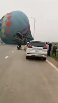 Khinh khí cầu hạ cánh trên đường Tuyên Quang Du lịch  
