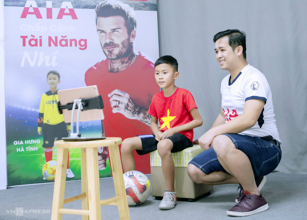 Cậu bé Việt tâng bóng 2.500 lần, được Beckham tặng quà , cau be viet tang bong 2 500 lan duoc beckham tang qua
