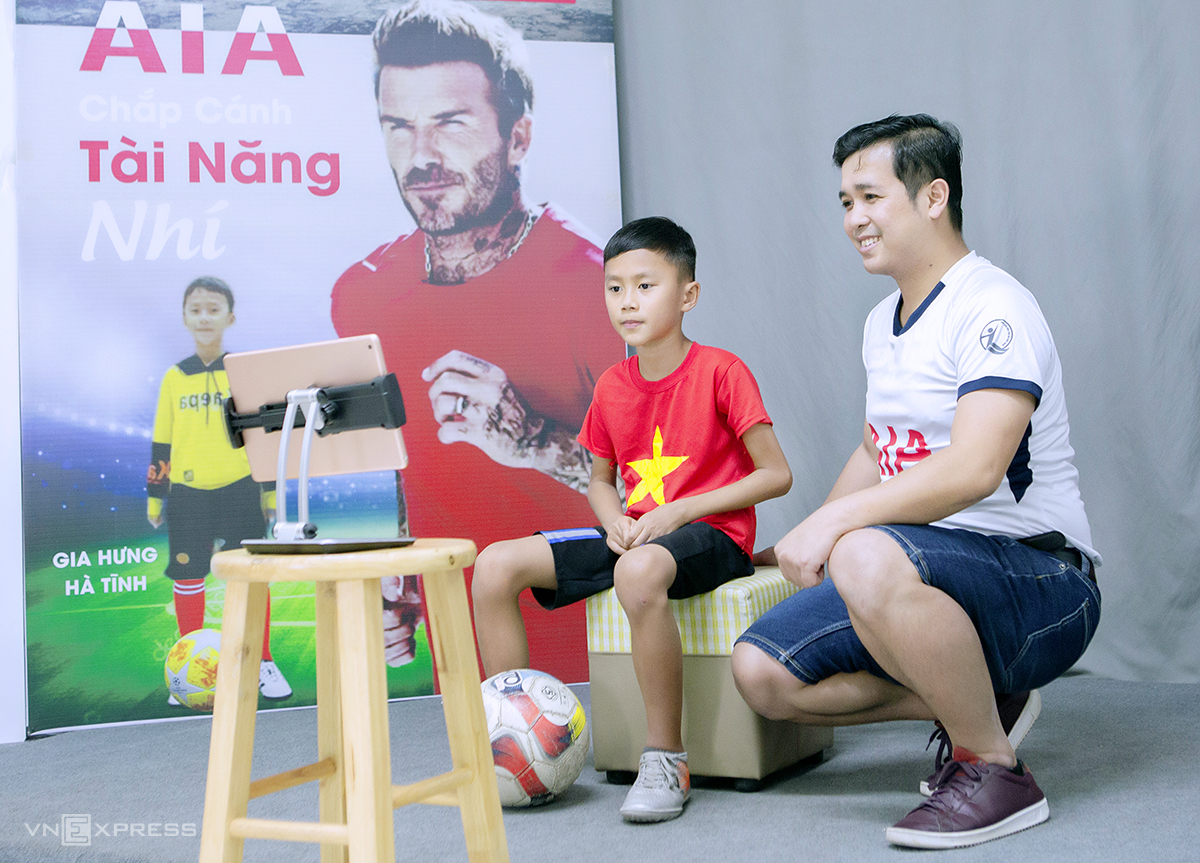 Cậu bé Việt tâng bóng 2.500 lần, được Beckham tặng quà Thông tin  