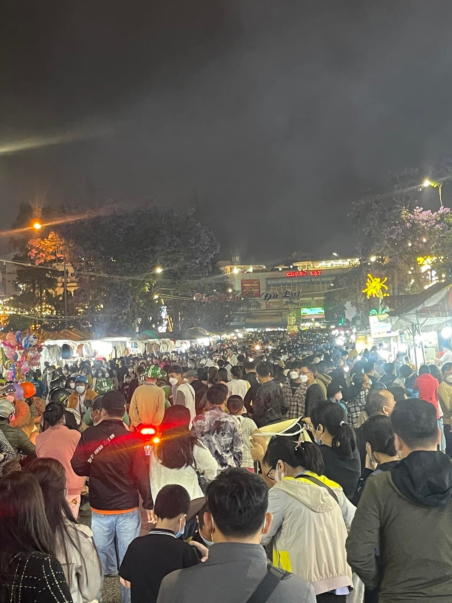 Địa điểm giải trí dong-nguoi-chen-chan-cho-dem-da-lat Dòng người chen chân chợ đêm Đà Lạt Du lịch  