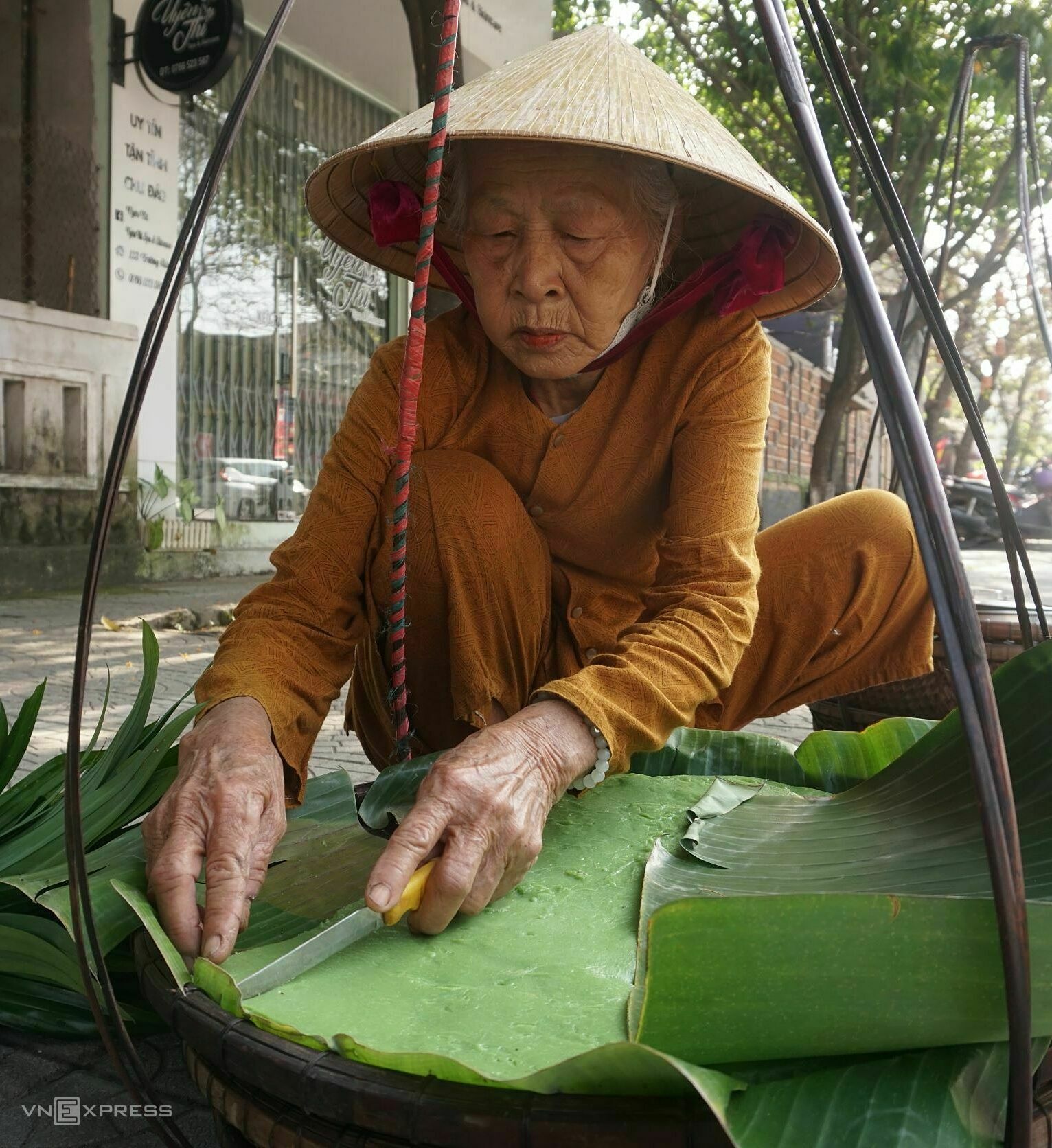 Gánh bánh đúc mật của cụ bà 80 tuổi Du lịch  
