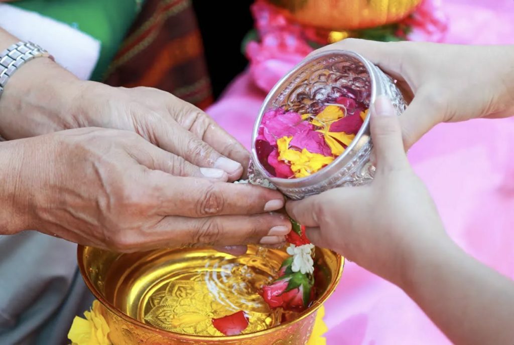 Vì sao người Thái té nước vào lễ Songkran? , vi sao nguoi thai te nuoc vao le songkran