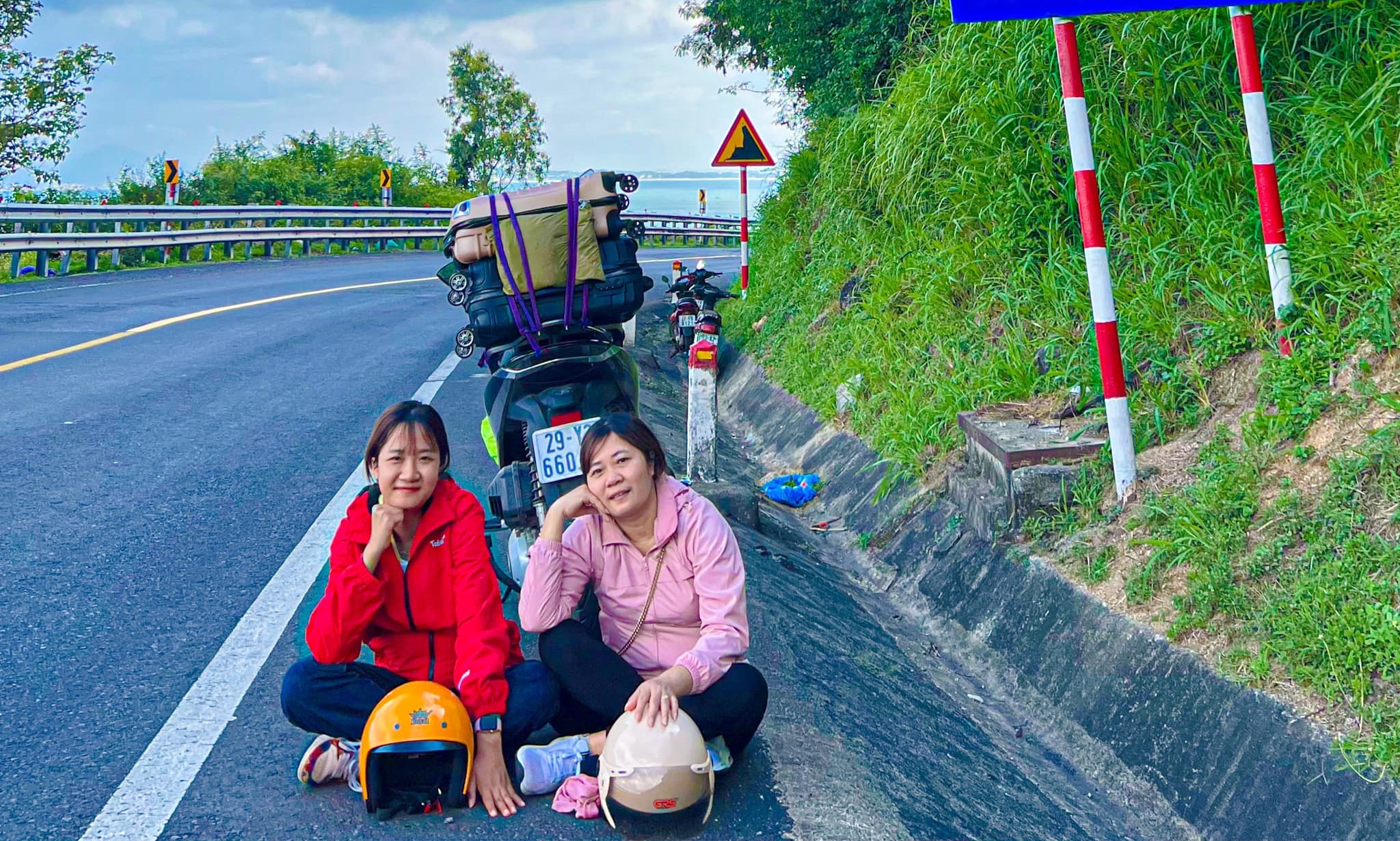 Con gái đưa mẹ đi phượt xuyên Việt Du lịch  