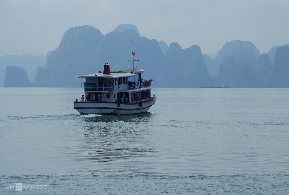 Du khách tham quan vịnh Hạ Long không được đứng trên mũi tàu , du khach tham quan vinh ha long khong duoc dung tren mui tau
