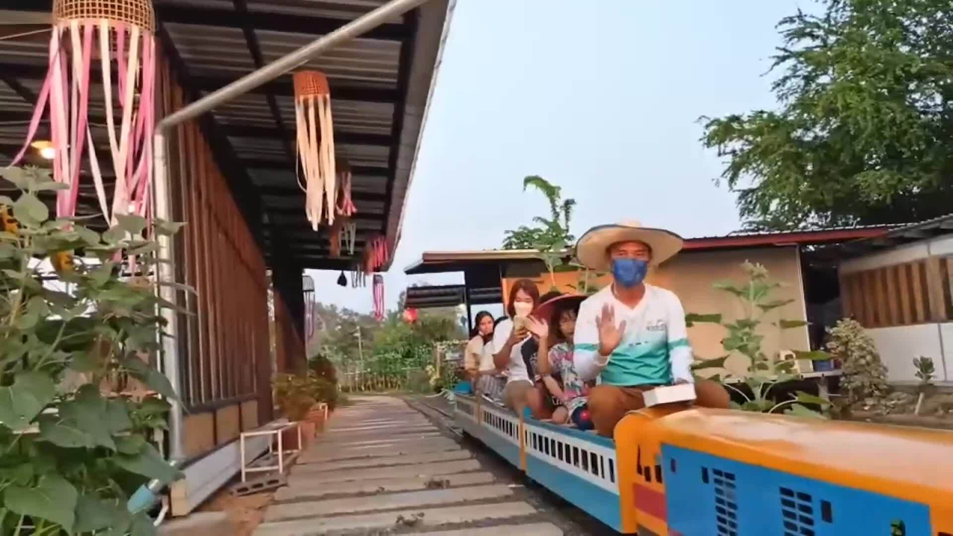 Nhà hàng Thái Lan chở khách bằng tàu hoả mini Du lịch  
