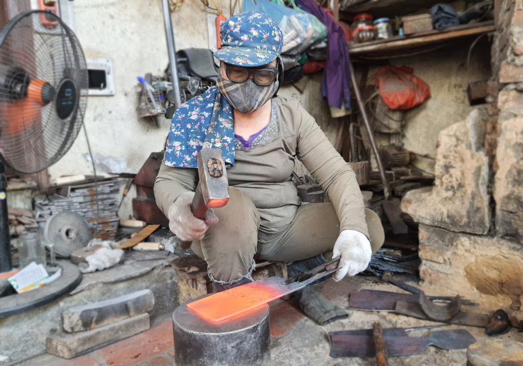Nữ nghệ nhân nghề rèn cuối cùng của làng Đa Sỹ , nu nghe nhan nghe ren cuoi cung cua lang da sy