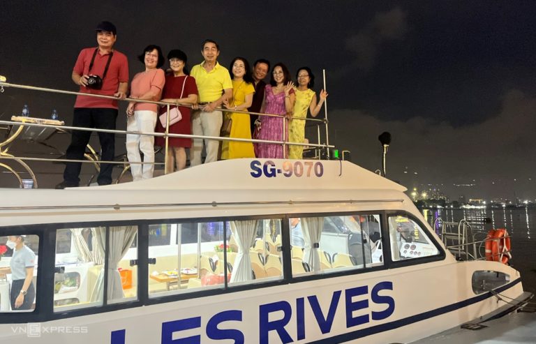 Tour du thuyền sông Sài Gòn giảm giá mạnh
