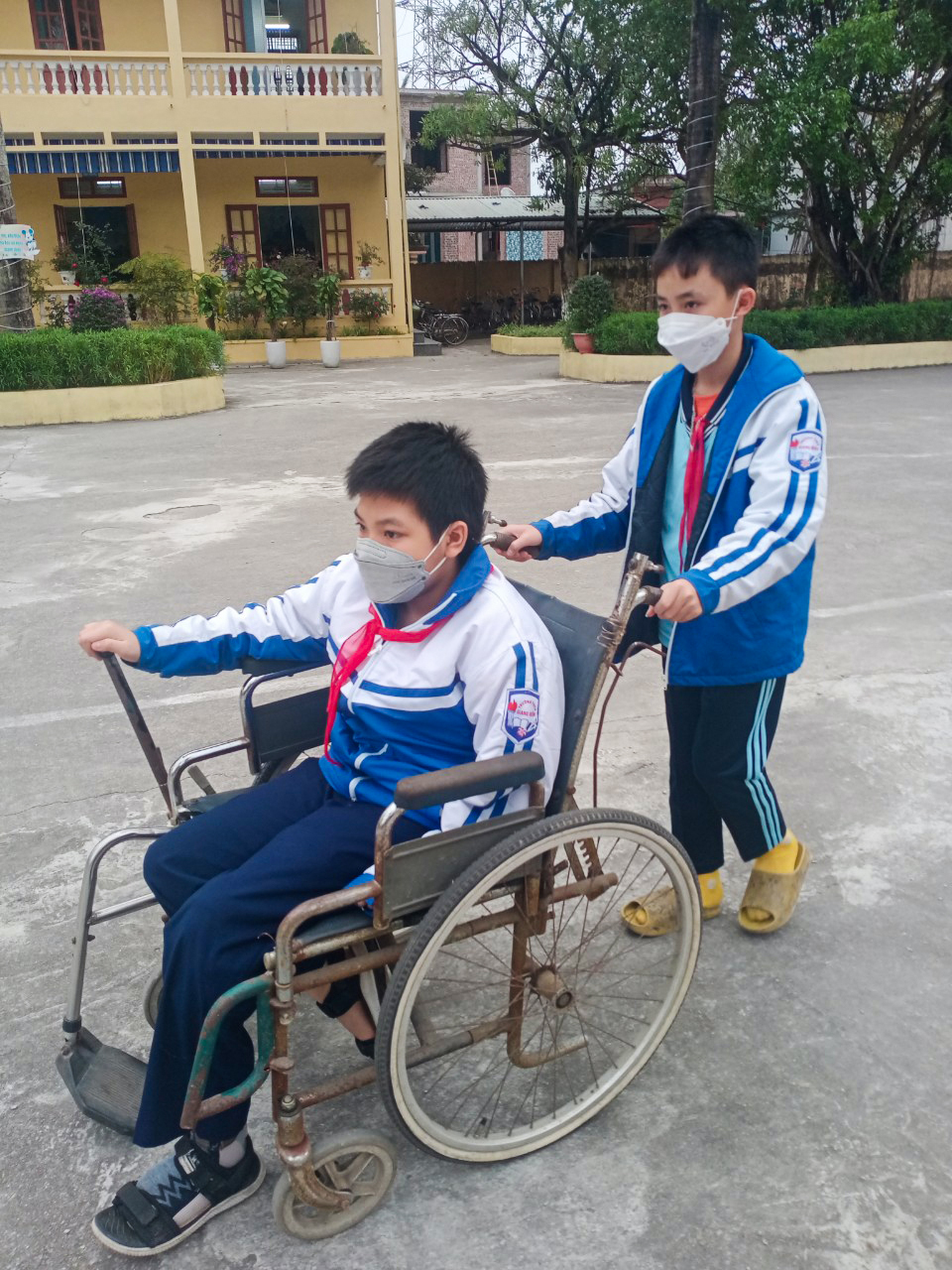 Địa điểm giải trí cau-be-bon-nam-day-xe-lan-dua-ban-den-truong Cậu bé bốn năm đẩy xe lăn đưa bạn đến trường Thông tin  