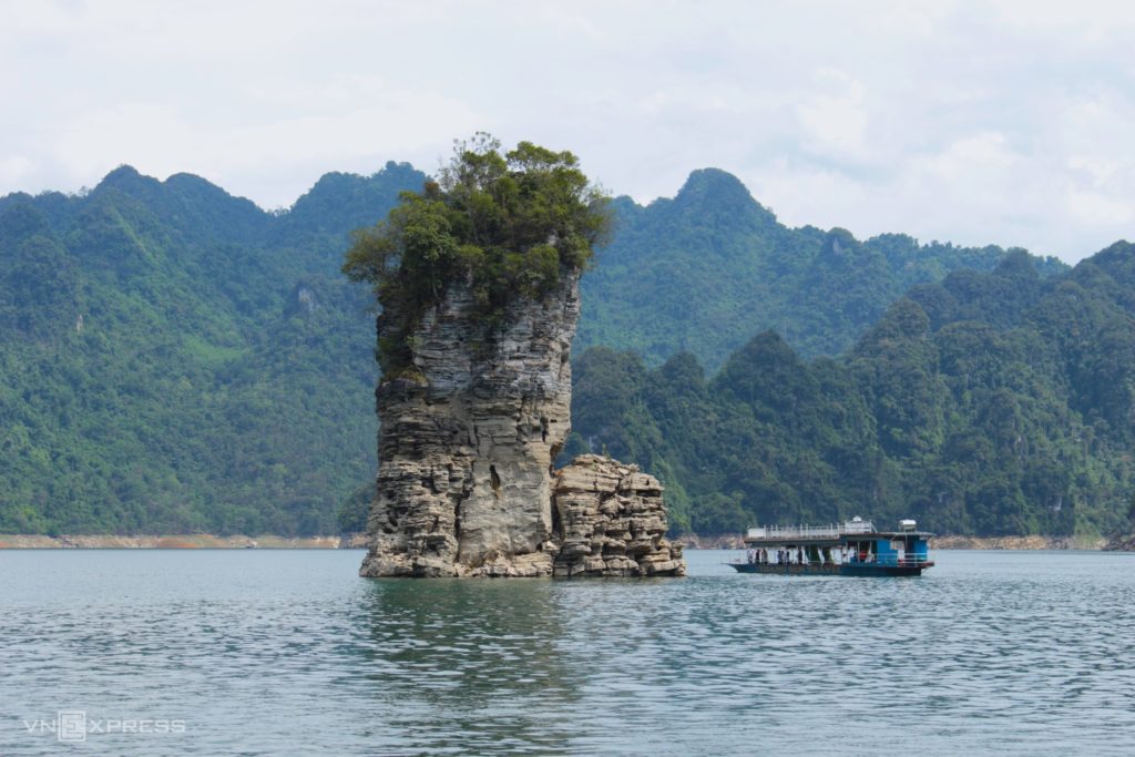 Cọc đá cầu được ước thấy giữa hồ thủy điện Na Hang , coc da cau duoc uoc thay giua ho thuy dien na hang