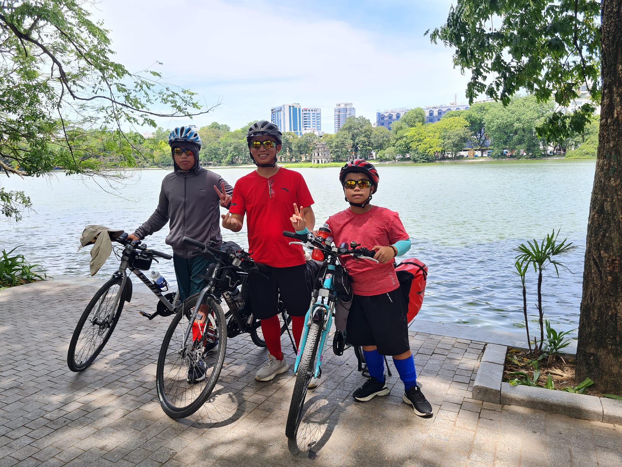 Anh em 14 và 11 tuổi đạp xe xuyên Việt Thông tin  