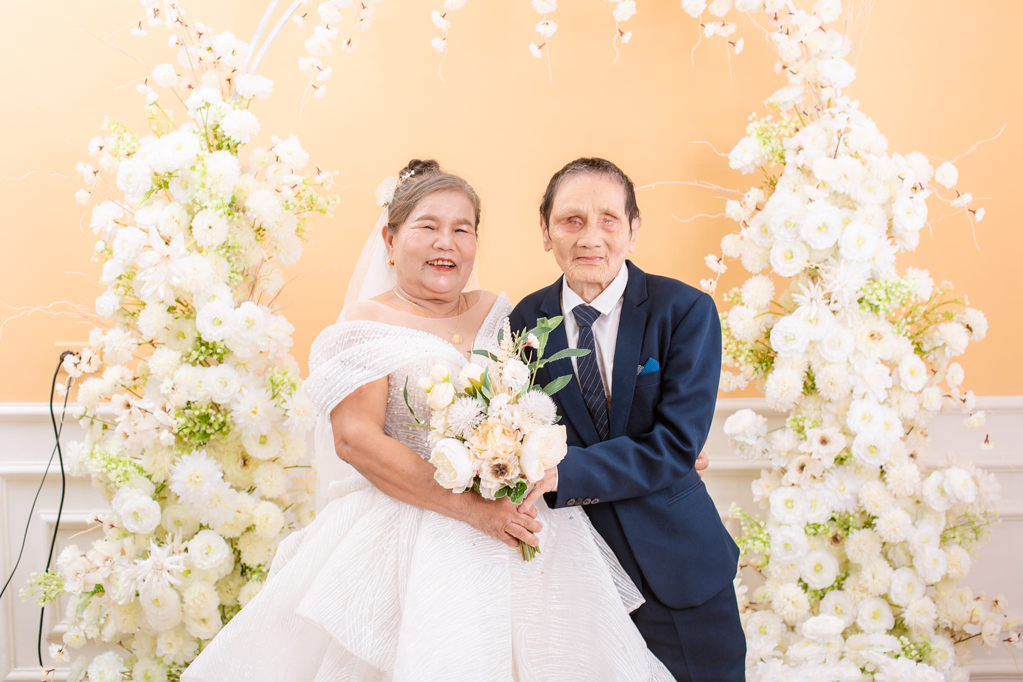 Bí mật chụp ảnh cưới cho bố mẹ sau 54 năm Thông tin  
