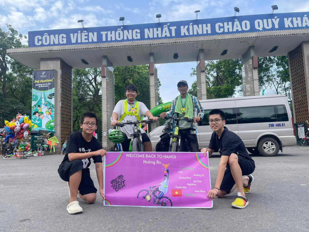 Cậu bé đạp xe 800 km ra thăm Hà Nội , cau be dap xe 800 km ra tham ha noi