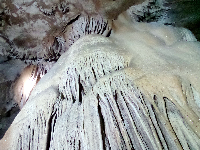 Khám phá hang động trên vịnh Bái Tử Long Du lịch  