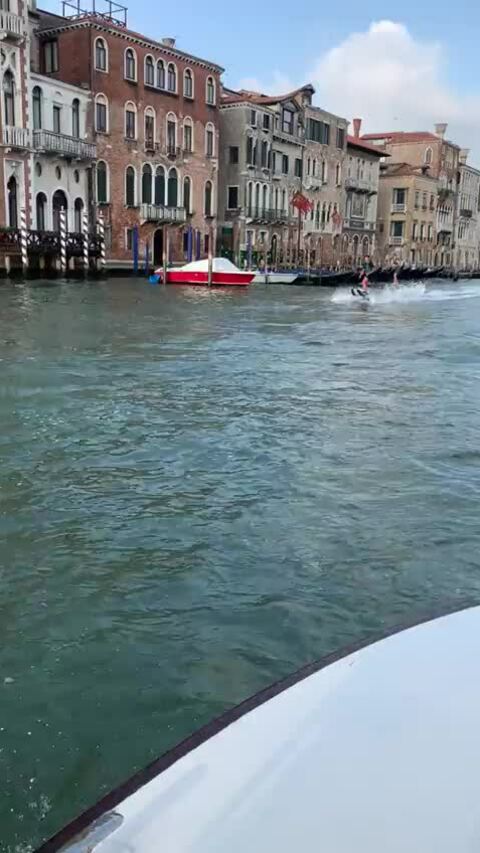 Bị phạt 1.500 USD vì lướt sóng ở Venice Du lịch  